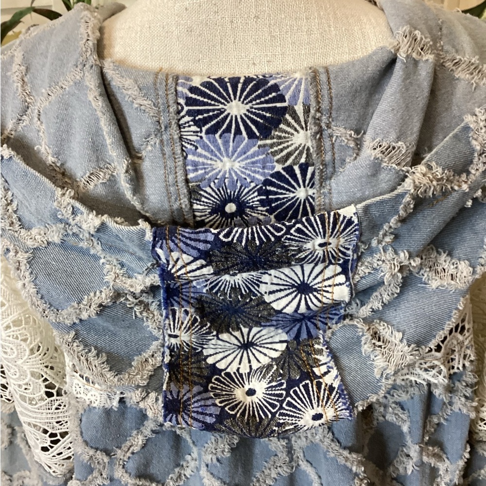POL Blue and Cream Patterned Fabric - Picture 2 of 7